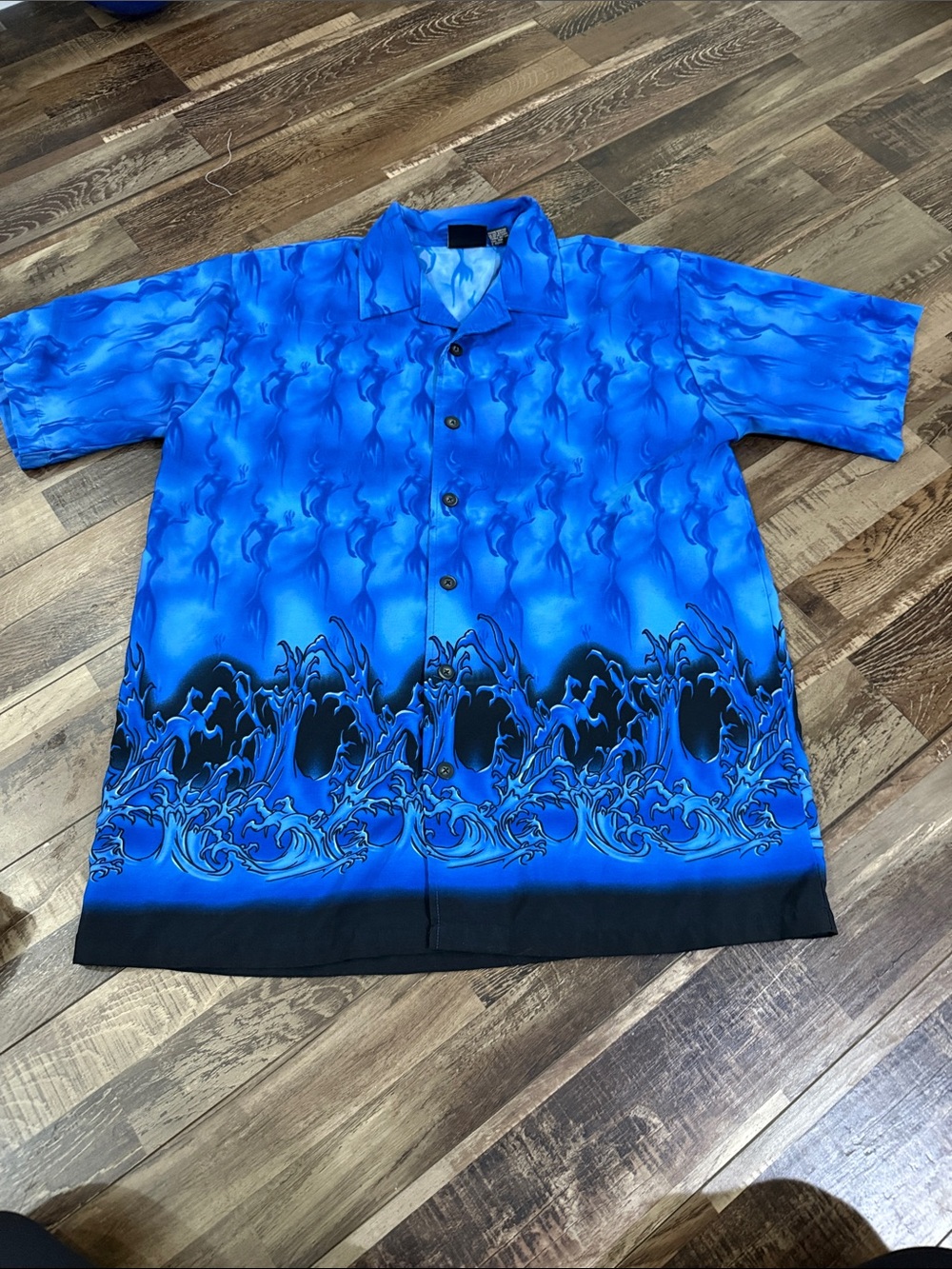 Men's Short-Sleeve Blue Button-Down Casual Shirt with Wave Flame Print
